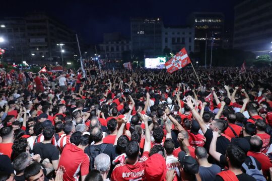 Οπαδοί του Ολυμπιακού παρακολουθούν τον αγώνα με τη Φιορεντίνα στον Πειραιά